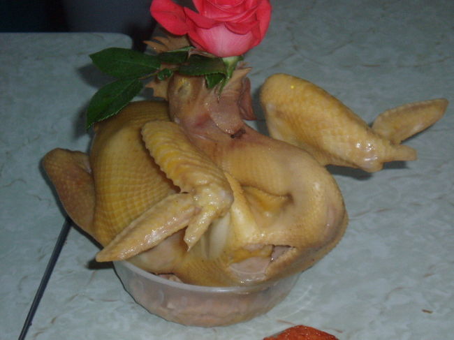 鶏が花をくわえている。これがたくさん売られていました。日本のお盆のお供え的なもの？なのかな。何だろう。