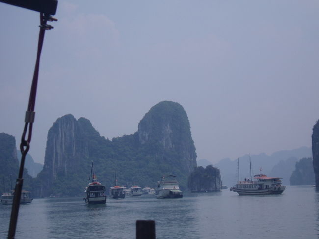 鍾乳洞の見学も終わり、また船に乗り込むと、帰路は天気が急に怪しくなってきて、この後ざあざあ降りに。クルーズ船の窓を閉めなくてはならないほど激しい雨。<br />行きに景色は堪能できたからよかった。