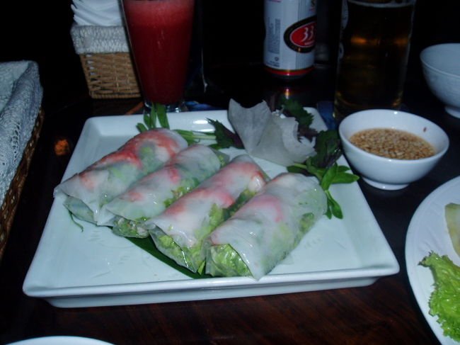 ホテルに戻ってくる頃には雨はすっかり止み、歩いて今夜の夕食を「リトルハノイ」で。<br />生春巻き、うまうま。
