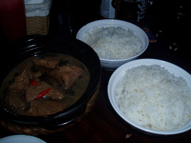 牛肉を少し辛く煮たもの。食べたいのはこれじゃなかった。<br />でもおいしいです。<br /><br />食べながら、ハノイの夜の帰宅ラッシュ風景をあっけにとられながら眺めていました。<br />首の座らない赤ちゃんを抱っこ紐でもなく、ただ手で抱っこしたお母さんをバイクに乗せたお父さん。その間にはもう一人子供が乗って。なんてざら。すごすぎる。事故にならないのだろうか。