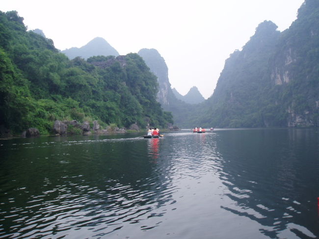 今回のツアーのメインイベント２つ目のチャンアン。<br />世界遺産になったのが最近のためか、ガイドブックにも載っていない。<br />いったいどんなことろかとワクワク。<br /><br />ハロン湾よりはハノイ市内から近くてこんなに大自然。小さな手漕ぎボートで進んでいきます。漕ぎ手のベトナム人の女性は細マッチョ。４人を乗せたボートを３時間くらい漕ぎ続けるのはさぞ大変だと思います。