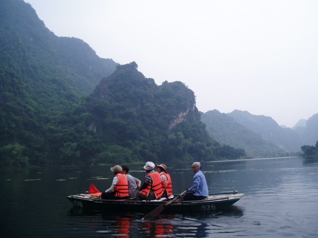 マイナスイオンたっぷり。<br /><br />この後、写真は暗くてよく写せなかったのですが、いくつも鍾乳洞の中に船で入ります。その鍾乳洞が低くて入るときは「ボートのベンチから下にお尻を降ろし、頭を下げて」と漕ぎ手のおばちゃんに言われます。<br /><br />この低さが半端ない。本当に頭をぶつけそうなくらいの低さ。頭を下げていたら鍾乳洞の中が見られないので、途中からのけぞる形に変更。目の前に岩が。顔ぞりぞりしそう。怖い〜