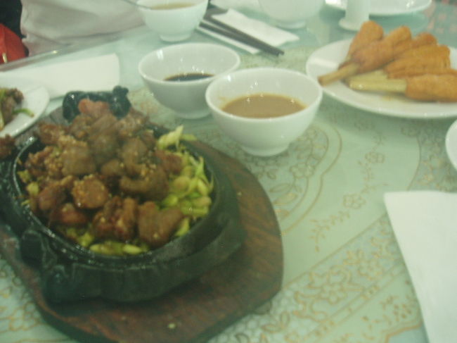 お土産屋さんでトイレ休憩と昼食。山羊肉。冷房が効いていないところで、焼き肉ジュージューは、さすがの私も食べられず。かなり残してしまいました。山羊はそんなに癖がなかったです。でも、外で道路を歩いていたかわいい子ヤギを見てしまったので複雑な気分。