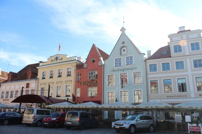 四方を建物で囲まれた大きな広場