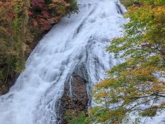 これが湯滝です
竜頭の滝に引けを取らないくらい、こちらの滝も美しい(*'▽')

そして、自分的には華厳の滝よりも湯滝の方が好きですね〜
これはスローシャッターで撮った一枚