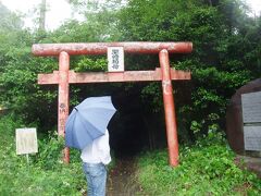 　私たちが佐賀関町の関崎を訪れた時は、かなりな雨が降っていましたが、傘をさして、辺りを散策します。
　ここは「関崎稲荷社」です。
