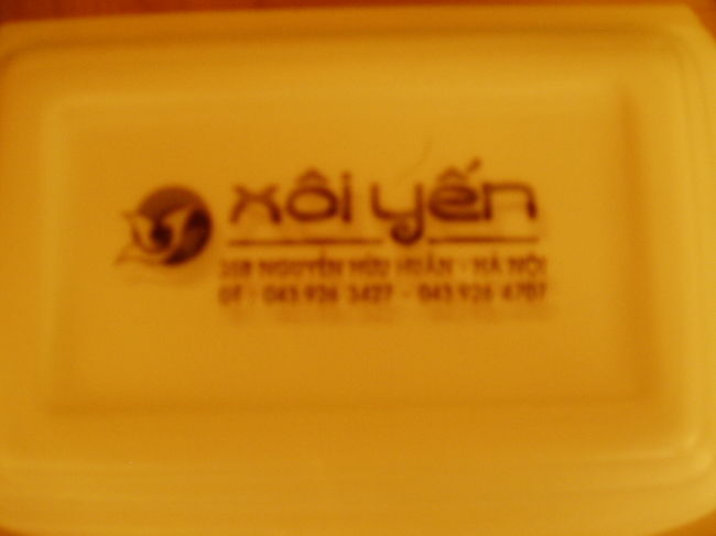 夜は Xoi Yenというお店のお弁当をホテルに持ち帰り食べました。<br />何を食べようかとお店を探しながらぶらぶら。すると人だかりがしているこのお店を見つけました。おこわのお店のようです。2階には食べる場所もあったみたいですが、気が付かず。