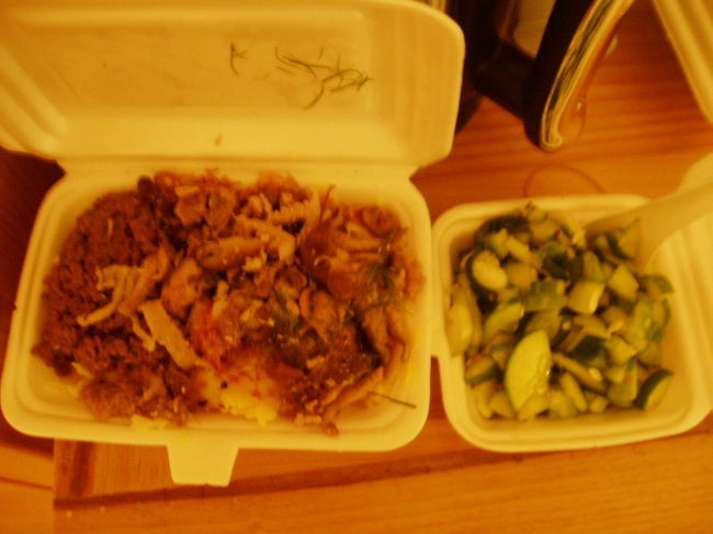 温かいおこわの上に黄色い豆のペーストと味付けお肉が盛られてボリュームたっぷり。きゅうりの浅漬けがさっぱりとしてよい。正直、たっぷりの豆ペーストとおこわって腹持ち良すぎ。でもおこわの上に豆のペーストって発想が日本になくて珍しいし、何といっても売れているお店なのでおこわもほっかほかだからおいしくいただけました。<br /><br />と書きながらおこわの上に豆・・’おはぎ’があったと思いつきました。