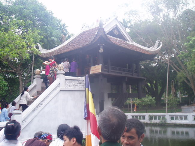 この日はフリータイム。夜遅くホテルに迎えが来ます。<br />まずはホーチミン廟へホテルからタクシーで向かいました。ホーチミン廟の近くの神社？お参りしている人がたくさん。