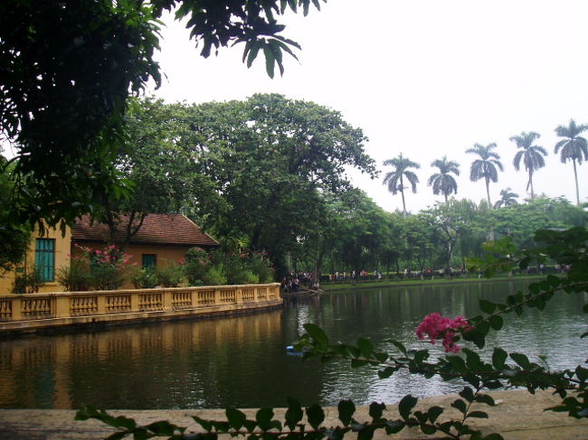 ホーチミンさんの家。<br /><br />この後、ホーチミンさんがまつられている立派な建物に並んで順番に入りますが、荷物は預けなくてはならないし、超厳重な警備の中、無言で（しゃべると注意される）ご遺体とご対面。立ち止まるのもNGです。<br />建物内は冷え冷え。<br />ご遺体が本物だとわかりました。<br /><br />私はカメラを預け忘れて、ポシェットに入ったままだったのでドキドキ。<br />建物に入る前の行列でも、何人かカメラが見つかって荷物預け場所に戻るよう言われている人がいました。<br />こんなに並んだのに、荷物預けに引き返して並び直しなんて。<br /><br />ホーチミン廟がこういう場所（本物のご遺体がミイラでもなく残っているところ）だなんて知らなかったので、驚きでした。どうやって保存しているのでしょう。