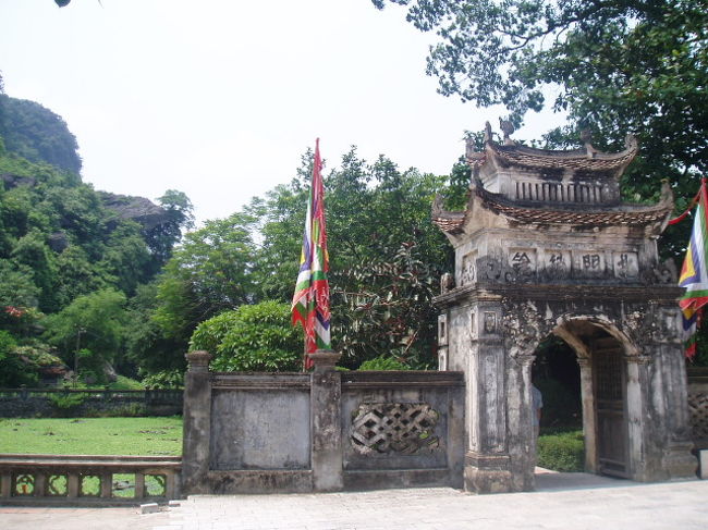 タンロン遺跡はまだ発掘途中なので、シートで隠された発掘現場で発掘作業をしている人たちがいました。