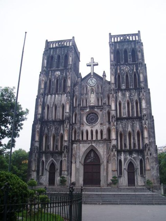 お次は大教会。日曜の礼拝時のみ中に入れるようです。この日は入れませんでした。