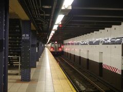 地下鉄に乗りまして、マンハッタンの中心部、42丁目駅で下車し、

