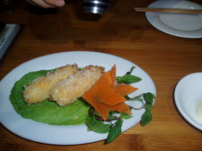 食後はスーパー「インティメックス」まで歩いて行きました。<br />お土産を大量購入。乾燥した蓮の実を買ったけど、あんまりおいしくなかった。チェーに入っているようなものの缶詰があれば買いたかったな。<br /><br />いったんホテルに帰って荷物を置いてチェックアウト。<br />それから夕食のお店Quan Com Pho にタクシーで行きました。写真はそのお店で食べたもの。揚げ春巻きのようだが、中身はただの・・・思い出せないけど、とにかくおいしくない。チョイスミス。