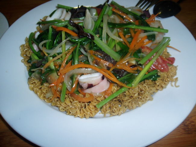 焼きそば。二人でも食べきれない。おいしいけど、感動のお味ではないかな。