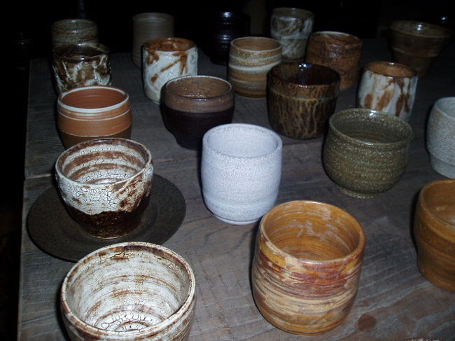 2階はオーナーの弟さんが作った陶芸品のギャラリーになっています。日本の焼き物に似ていると思いました。