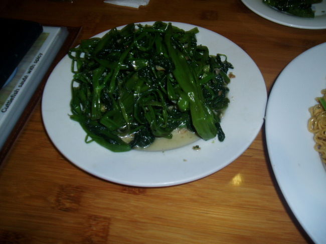 空芯菜の炒め。<br /><br />ベトナム最後の晩餐で、ドンがあまり残っておらず、かつ使い切りたかったため、店主のおじさんに「お金はこれしかない。クレジットカードは持っていない。これで納まる分だけ料理を出してください。」と相談。<br /><br />私たちが選んだものから、何品か削っていきました。<br /><br />観光客に慣れていて、日本にいたこともあるご主人はとてもフレンドリーであれこれ面倒を見てくれました。<br /><br />ありがとうございました！<br /><br />