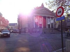 「証券取引所」...パンテオンのようですね♪
まだ、9:00am頃ですが、陽はまだ低い！