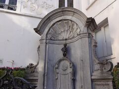 昨日ブリュッセル到着後に見に来た夜の「小便小僧」ですが、やっぱり昼間も見ないとね♪
流石に大人気...多くの人が記念撮影をしていました。