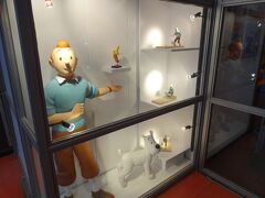 写真を撮るのを忘れましたが...
空港にあったあの赤白の宇宙ロケットがここに飾ってあって、この時タンタンのものなんだと知りました♪