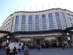 ブリュッセル中央駅の正面です。
この裏手のギャラリエを通り抜けた右側に目的のお店があります。