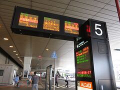 ＡＮＡ便は翌朝定刻通り東京・成田空港に到着しました。
午後の石垣行きは羽田空港発なのでリムジンバスで向かいます。