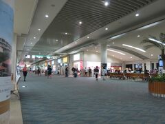 およそ１時間のフライトで那覇空港に到着しました。
保安エリアを出ることなく売店を見て東京・羽田行きの搭乗口で待機します。
