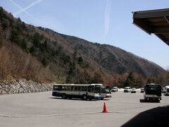 菅の台に車を駐車してここからは駒ヶ岳ロープウェイの乗り場までバスに乗ります。細い道をぐんぐん高度を上げて行き30分ほどでしらび平に到着。
