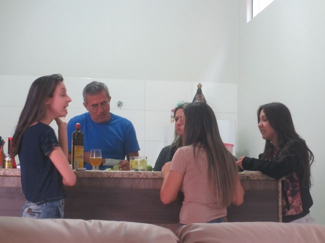 左端の姪っ子ちゃんが彼氏と喧嘩して悲しそうに<br />　パーティーどころじゃないから帰ると言って帰ってしまった<br />　　田舎の男なんか捨てて、僕と一緒にサンパウロへ行こうと言ったら<br />　　　来週連れて行って！、と、何故かお別れ示唆モード （笑）<br />向こう側のオッサンはアミーゴ<br />　同い年だけど僕は２０歳若く見られるので！（笑）