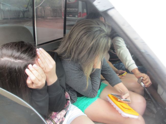 帰りは３人乗りのカミニョネッチに６人乗車で！（笑）<br />　甥っ子に運転させて、横に５人が入るスペースは？？<br /><br />そうです、膝の上に２人を座らせて<br />　外から見たら女の子で満員の車としか見えない状況で<br />　　車が揺れた、とか言いながら、お尻触りまくりでキャーキャー<br />こんな遊びならブラジルの女の子たちは大好きでセクハラとか関係ナシ<br />　外から写真を撮ったら、お尻触られ女子だから恥ずかしい、と