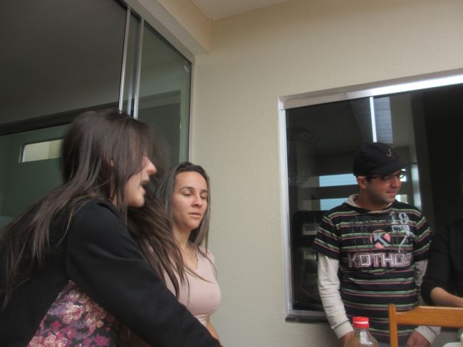 姪っ子ちゃんたちと甥っ子とで事態協議中<br />　サッサと別れて次に行こうか！、という僕とは本線が違う様で<br />　　田舎者男なんか星の数ほど居てるし、都会の洗練された方も知っとけ<br />　　　いろんな色を見て最後に好きな色を選べというのが僕の意見<br />外国人の伯父さんと世界旅行して、僕が嫁さんを見付けた様な<br />　劇的な出会いに少〜しだけ期待してる、みたいな<br />　　やっぱ、女の子は意外性を重視するんやね〜