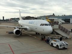 シルバーウイークで　混み混みだよ
結構　機内持ち込みのサイズが厳しいな
成田で機体の到着が遅れて、30分遅れで那覇到着　
なんだか遅れるのが　常なのかしら
あら、雨だわ　飛行機から徒歩でターミナルへ



一旦荷物を受け取り　
ターンテーブルはなく　係りの人が置いてくれます
機内預けできるサイズのみの荷物できたほうが　時間節約です


那覇のLCCターミナルから、普通のターミナルまでバスで移動
なんだか時間かかるなぁー　
歩いてはいけない決まりのようです