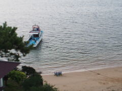 ワゴンＲで30分ほど石垣空港から走り　宿泊できるダイビングショップに到着
着いたよ
目の前が　浜になっていて船がそこから出るので　とってもらくちん
今回石垣島は　ダイビングがメインなので　観光は付け足し
綺麗だという石垣島で一回でもいいから　ダイビングしてみたかったんだ
死ぬまでにしてみたい事の　ひとつクリアだあ

女の一人旅で少し無謀だったかもですが　人生は貪欲に行きたいと思います
なせば成る〜〜