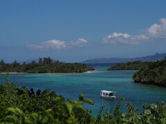 今日は飛行機に乗るので　潜れません
マンタシティーっていうポイントは小さい場所で　海底に山のような珊瑚があって
そこにマンタがくるらしい
船は近くに５隻しかとめれない決まりがあり　既に５隻到着済み
その後どんどん船が集まり　遠巻きに１０隻以上が順番待ち
大体ダイビング１本は４０分ぐらいなので　上がってくるのを待っている
３０分ぐらい待って順番がきました

またマンタのお約束があり　珊瑚のお山のてっぺんには行ってはいけない
素潜りで近づいてもいけない
驚かすと　逃げて行ってしまうからだって
ダイバーさんはサンゴにつかまり　遠巻きに　ひたすらマンタを待つ
シュノーケルの私たちも遠巻きに

写真は上手にとれていなかったのでのせませんが　１匹　あらわれてくれました
さすがの大きさで　へえ〜ってかんじ
マンタって１枚　２枚って数えるんですね
できれば　もうすこし近くで見たかったな
それを今度の　目標にしたいと思います

上がってシャワーあびて　着替えて　お昼のカレーライスをたべて　ちょっとだけ観光
石垣島の一番の名所　川平公園にワゴンＲで向かいます

川平湾　ここは遊泳禁止なのでグラスボートが出ています
白い砂と青と緑の海の色で　きれいな所でした
