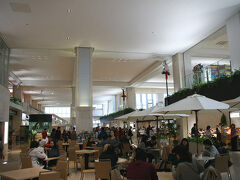 ターミナルに入ると出発待ちの人たちでしょうか、かなりの人がいて賑わっています。なんか、あの狭くて雑然とした石垣空港がこんな綺麗な今風のビルに変わってしまって、時代の流れを感じますね〜