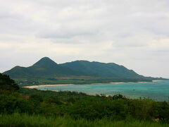 玉取崎展望台に到着。駐車場から見える海の色で沖縄にいることを実感・・・
