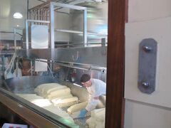 パイクプレイスマーケット。
ビーチャーズ・ハンドメイドチーズにきました。

チーズ作ってます。

ここのフレッシュなチーズで作られたチーズメニューが最高なんですって。

　MAC　＆　CHEESE　（マカロニチーズ）
　オニオンスープ
をテイクアウトしました。