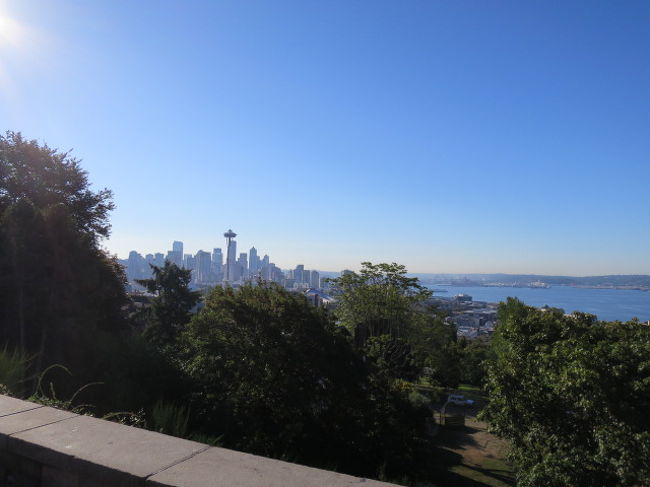 バスでケリーパーク近くのバス停まで行きました。<br />ホテル近くのバス停より２０分くらい。<br />とても良い見晴らしで気持ちのいいところです。<br />スペースニードルやシアトルの町並みが見えます。今回は朝もや？ガス？でよく見えませんでしたがマウントレーニアも素晴らしく見える場所らしいです。<br /><br />ここで、イタチさんを写真撮っていたらここに住んでいると思われる日本人女性が声をかけてきました。コーギー犬のお散歩中のようです。ぬいぐるみを写真撮っているのが面白かったみたい。<br />ここに住んでいるなんてお金持ちなんだろうな。。。なんて思いました。<br />