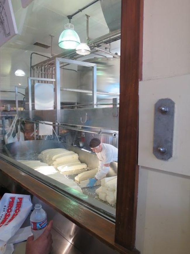 パイクプレイスマーケット。<br />ビーチャーズ・ハンドメイドチーズにきました。<br /><br />チーズ作ってます。<br /><br />ここのフレッシュなチーズで作られたチーズメニューが最高なんですって。<br /><br />　MAC　＆　CHEESE　（マカロニチーズ）<br />　オニオンスープ<br />をテイクアウトしました。