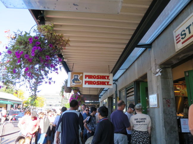 ピロシキピロシキ。<br />　スモークサーモンパテのピロシキ<br />もテイクアウト。<br /><br />どこも行列ですが、テイクアウトの人がい多いようですぐ順番が回ってきますので並んでも買った方がいいです。