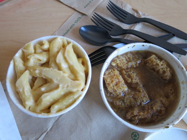 ホテルに帰って朝ごはんにします。<br />チーズ大好きなのでマカロニチーズ美味しかったです。<br />オニオンスープも良いです。<br /><br />チーズ最高です。<br />が、買ってすぐのトロトロのチーズを食した方が美味しいかも！