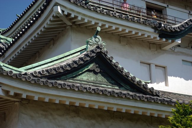 天守の破風には、見事な青海波(せいがいは)文様が描かれています。「青海波」は、同心円の半分を重ねて、波を表す文様で、舞楽「青海波」の装束に使われたのが日本での起源とされています。<br />これがあるだけで、「粋」で「風流」で、今風に言えば「洒落た」感じがします。<br />