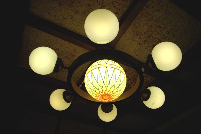 入口を入ったところにある広間の天井に、可愛い電灯がありました。<br />ちょっと不思議な和風のデザイン。これは「紀州手鞠（てまり）」のモチーフです。