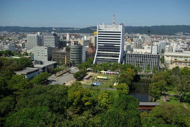 ２階に上がると、外が見えます。西の丸広場では、イベントが行われているようです。<br />西の丸と二の丸を隔てるお堀に木造の橋が架かっています。「御橋廊下」です。<br />殿様や奥女中が渡るための橋だったので、外から見えないように廊下のようになっています。<br />平成１８年に再建されました。<br />左右の岸の高さが違うため、斜めに掛かっているのが珍しい橋です。<br />