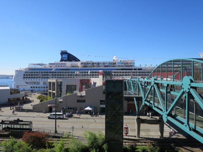 ホテルから徒歩２０分くらいでした。<br /><br />途中、ウロウロしていたら<br />『クルージングかい？』と話かけられました。雰囲気の良いご夫婦。彼らもクルージングでしたので一緒に行きました。<br />一緒の船なので中で何回かすれ違いました。たくさんのお話しをすることはなかったのですが、なんだか顔みしりみたいに『楽しんでる？』ってのが良かったです。<br /><br />ご夫婦とは別れて、ノルウェージャンジュエルとの対面にしばし感動！！<br />正面だと写真にはいりきりません。<br />中にはたくさんの人がいて受付をしています。私たちもそれに習って列に並びました。