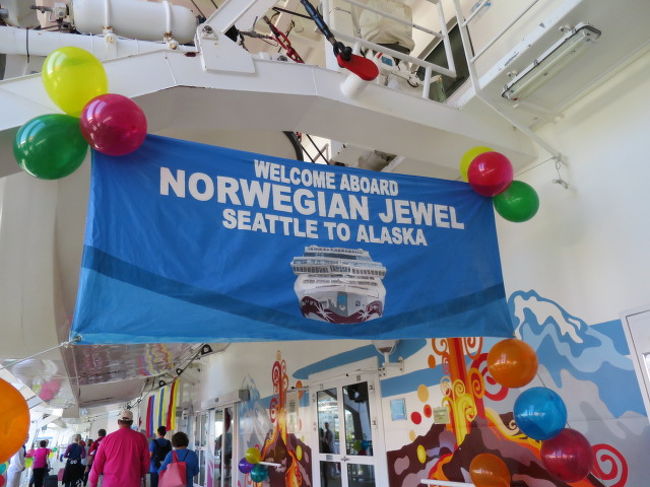 乗船の受付は、パスポートチェックして部屋の手続き、スーツケースを預けたりあと空港と同じで手荷物検査をしました。<br />ここで、補聴器の乾燥ケースが引っかかってしまいましてドキドキ。説明してOK。。。確かに乾燥剤とか怪しいかもですね。<br /><br />受付は１時間くらいかかったかも。<br />やっとこ乗船です。<br />色とりどりの風船で華やかに飾られています。<br />ワクワクしますね。パーティー会場に来たようです。