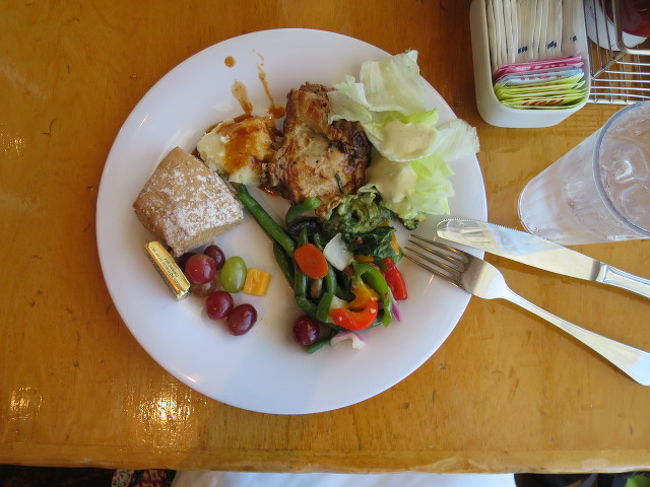 もう時刻はお昼になっていました。<br />部屋にはまだ入れないのですが、１２階でランチが食べられました。<br />１２階はバイキング式の食堂です。好きなだけ食べられるのです。<br /><br />最初なので少し控えめに( *´艸｀)<br />どれも美味しいです。<br />フルーツのぶどうは皮まで食べられるタイプのものなので、スナック感覚でポイポイ食べられます。
