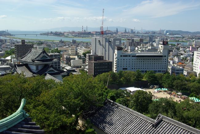 対岸には新日鐵住金の巨大な工場が広がっています。<br />