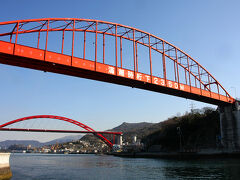 音戸大橋を渡って倉橋島に渡りました。車を駐車場に置いて周辺を散策して見ることに。手前が音戸大橋で、奥が建設中の第二音戸大橋。