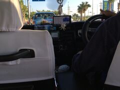 17:30頃に石垣空港到着、娘夫婦との会食の時間を考えてタクシーで移動。
タクシーの初乗り料金は430円と激安です。
石垣市内のホテルまで2,890円でした。
